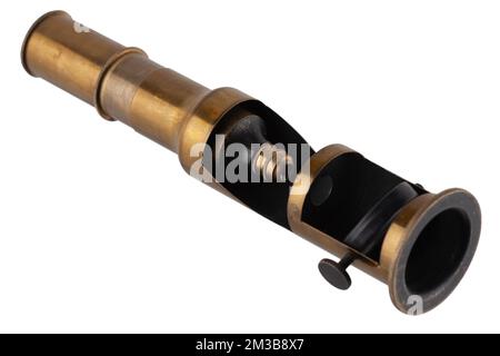 Vintage Messingmikroskop. Kleines Handmikroskop aus dem 20.. Jahrhundert. Isoliert auf weißem Hintergrund. Stockfoto