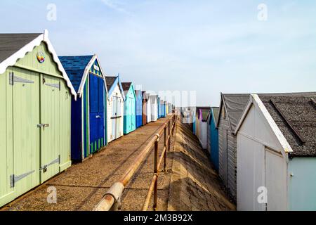 Reihen farbenfroher Strandhütten in Felixstowe, Suffolk, Großbritannien Stockfoto