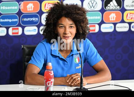 Die italienische Sara Gama, die während einer Pressekonferenz der italienischen Nationalmannschaft der Frauen am Sonntag, dem 17. Juli 2022 in Manchester, England, vor dem dritten und letzten Gruppenspiel in der Gruppe D des Women's Euro 2022-Turniers abgebildet wurde. Die UEFA-Fußball-Europameisterschaft der Frauen 2022 findet vom 6. Bis 31. Juli statt. BELGA FOTO DAVID CATRY Stockfoto