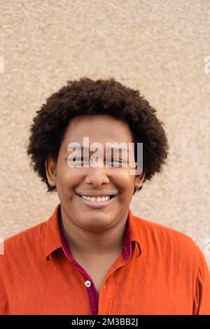 Ein Afroamerikaner, der auf der Straße steht und sich amüsiert Stockfoto