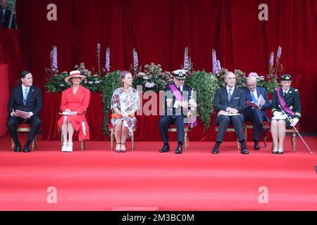 Jim O'Hare (Ehemann von Delphine Boel), Prinzessin Delphine, Prinzessin Claire von Belgien, Prinz Laurent von Belgien, Prinz Lorenz von Belgien und Prinzessin Arid von Belgien, abgebildet während der militärischen und zivilen Parade am belgischen Nationalfeiertag, Donnerstag, den 21. Juli 2022, in Brüssel. BELGA FOTO NICOLAS MAETERLINCK Stockfoto