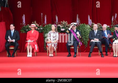 Jim O'Hare (Ehemann von Delphine Boel), Prinzessin Delphine, Prinzessin Claire von Belgien, Prinz Laurent von Belgien, Prinz Lorenz von Belgien und Prinzessin Arid von Belgien, abgebildet während der militärischen und zivilen Parade am belgischen Nationalfeiertag, Donnerstag, den 21. Juli 2022, in Brüssel. BELGA FOTO NICOLAS MAETERLINCK Stockfoto