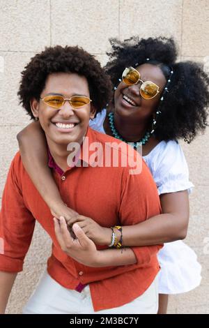 Afro-Paar, das Spaß auf der Straße hat Stockfoto