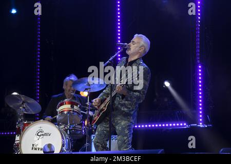 Die Abbildung zeigt den Singer-Gitarristen Ruben Block of Triggerfinger, der während des Konzerts und des Feuerwerks "Belgium celebrates - Belgie viert feest - La Belgique fait la fete" im Parc du Cinquantenaire - Jubelpark, am Abend des Belgischen Nationaltages, in Brüssel, Donnerstag, den 21. Juli 2022, abgebildet ist. BELGA FOTO HATIM KAGHAT Stockfoto