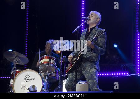 Die Abbildung zeigt den Singer-Gitarristen Ruben Block of Triggerfinger, der während des Konzerts und des Feuerwerks "Belgium celebrates - Belgie viert feest - La Belgique fait la fete" im Parc du Cinquantenaire - Jubelpark, am Abend des Belgischen Nationaltages, in Brüssel, Donnerstag, den 21. Juli 2022, abgebildet ist. BELGA FOTO HATIM KAGHAT Stockfoto