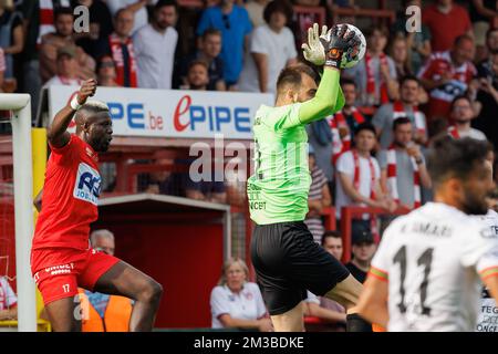 Pape Habib Gueye von Kortrijk und Valentin Cojocaru von OHL kämpfen während eines Fußballmatches zwischen KV Kortrijk und Oud-Heverlee Leuven am Samstag, dem 23. Juli 2022 in Kortrijk, am 1. Tag der ersten Division der belgischen Meisterschaft 2022-2023 in der 'Jupiler Pro League' um den Ball. BELGA FOTO KURT DESPLENTER Stockfoto