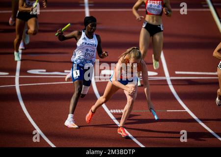 Die Niederländerin Cathelijn Peeters und die Niederländerin Lieke Klaver wurden während der Vorläufe des 4x400-m-Staffellaufs der Frauen bei den IAAF-Leichtathletik-Weltmeisterschaften 19. in Eugene, Oregon, USA, am Samstag, den 23. Juli 2022, in Aktion gezeigt. Die Worlds finden vom 15. Bis 24. Juli statt, nachdem sie 2021 aufgrund der anhaltenden Coronavirus-Pandemie verschoben wurden. BELGA FOTO JASPER JACOBS Stockfoto