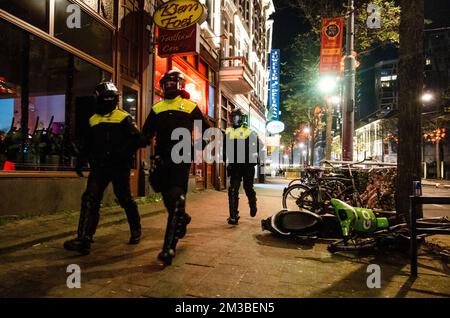 ROTTERDAM - nach dem verlorenen Halbfinalspiel zwischen Marokko und Frankreich bei der Fußballweltmeisterschaft in Katar werden junge Menschen von der Polizei aus dem Kruisplein geschickt. ANP JEFFREY GROENEWEG niederlande raus - belgien raus Stockfoto