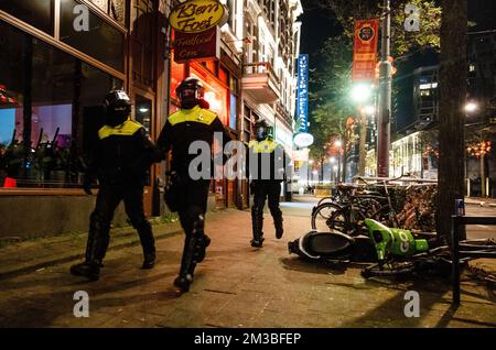 ROTTERDAM - nach dem verlorenen Halbfinalspiel zwischen Marokko und Frankreich bei der Fußballweltmeisterschaft in Katar werden junge Menschen von der Polizei aus dem Kruisplein geschickt. ANP JEFFREY GROENEWEG Stockfoto