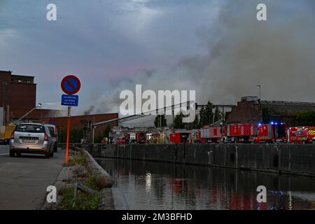 Die Abbildung zeigt den Brandort des Abfallwirtschaftsunternehmens Sidegro in Roeselare am Donnerstag, den 28. Juli 2022. BELGA FOTO DAVID CATRY Stockfoto