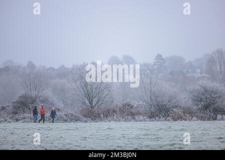 Chester, Großbritannien. 12.. Dezember 2022. An einem frostigen Tag in Chester, Großbritannien, trotzen drei Wanderer den Elementen. Kredit: Simon Hyde/Alamy Live News. Stockfoto