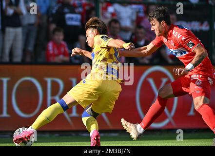 STVV's Daichi Hayashi und Kortrijk's Aleksandar Radovanovic kämpfen während eines Fußballmatches zwischen KV Kortrijk und Sint-Truiden VV am Samstag, dem 06. August 2022 in Kortrijk, am 3. Tag der ersten Division der belgischen Meisterschaft 2022-2023 in der 'Jupiler Pro League'. BELGA FOTO DAVID CATRY Stockfoto