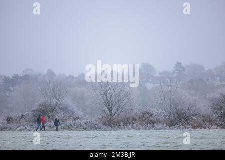 Chester, Großbritannien. 12.. Dezember 2022. An einem frostigen Tag in Chester, Großbritannien, trotzen drei Wanderer den Elementen. Kredit: Simon Hyde/Alamy Live News. Stockfoto