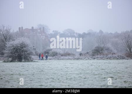 Chester, Großbritannien. 12.. Dezember 2022. An einem frostigen Tag in Chester, Großbritannien, trotzen drei Wanderer den Elementen. Kredit: Simon Hyde/Alamy Live News. Stockfoto