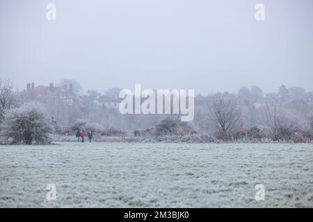 Chester, Großbritannien. 12.. Dezember 2022. An einem frostigen Tag in Chester, Großbritannien, trotzen drei Wanderer den Elementen. Kredit: Simon Hyde/Alamy Live News. Stockfoto