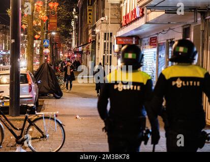 ROTTERDAM - nach dem verlorenen Halbfinalspiel zwischen Marokko und Frankreich bei der Fußballweltmeisterschaft in Katar werden junge Menschen von der Polizei aus dem Kruisplein geschickt. ANP JEFFREY GROENEWEG niederlande raus - belgien raus Stockfoto