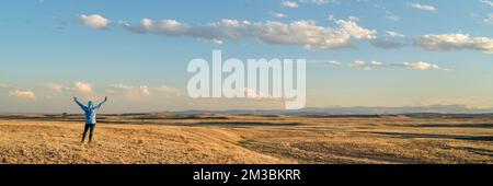 im Norden Colorados bei frühlingshaften Sonnenuntergängen mit einer einsamen männlichen Gestalt - Soapstone-Parrieur-Naturgebiet in der Nähe von Fort Collins mit den Rocky Mountains Stockfoto