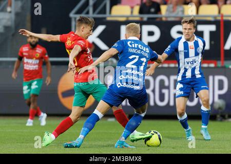 Gents Matisse Samoise, Oostende's Nick Batzner und Gents Andreas Hanche-Olsen kämpfen während eines Fußballschlages zwischen KV Oostende und KAA Gent, Freitag, 12. August 2022 in Oostende, am 4. (Von 34) Tag der ersten Division der belgischen Meisterschaft 2022-2023, um den Ball. BELGA FOTO KURT DESPLENTER Stockfoto