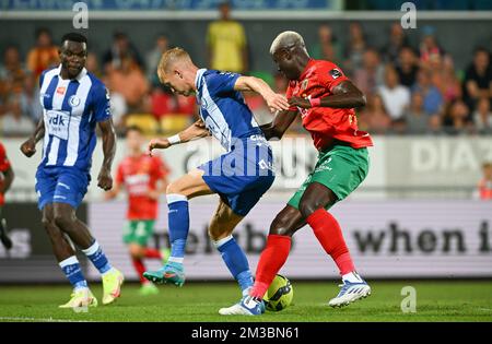 Gents Andreas Hanche-Olsen und Oostenens Makhtar Gueye in Aktion während eines Fußballmatches zwischen KV Oostende und KAA Gent, Freitag, 12. August 2022 in Oostende, am 4. (Von 34) Tag der ersten Division der belgischen Meisterschaft 2022-2023 in der 'Jupiler Pro League'. BELGA FOTO DAVID CATRY Stockfoto