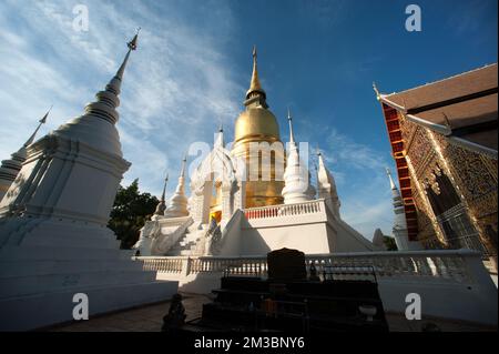 Gruppe von Pagoden im Wat Suan Dok Tempel. Der große 48 Meter hohe Chedi in Form einer Glocke, erbaut im Sri-lankischen Stil in Chiang Mai, Nord-Thailand. Stockfoto