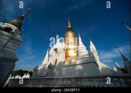Gruppe von Pagoden im Wat Suan Dok Tempel. Der große 48 Meter hohe Chedi in Form einer Glocke, erbaut im Sri-lankischen Stil in Chiang Mai, Nord-Thailand. Stockfoto