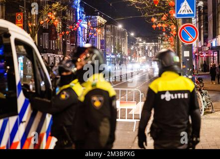 ROTTERDAM - nach dem verlorenen Halbfinalspiel zwischen Marokko und Frankreich bei der Fußballweltmeisterschaft in Katar werden junge Menschen von der Polizei aus dem Kruisplein geschickt. ANP JEFFREY GROENEWEG Stockfoto