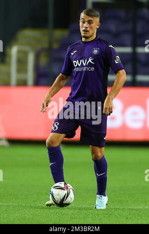 Ethan Butera von RSCA Futures in Aktion während eines Fußballmatches zwischen RSC Anderlecht Futures und KMSK Deinze, Sonntag, 14. August 2022 in Anderlecht, am 1. Tag der 'Challenger Pro League' der zweiten Division der belgischen Meisterschaft 2022-2023. BELGA FOTO DAVID PINTENS Stockfoto