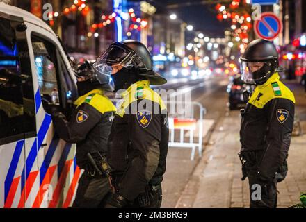 ROTTERDAM - nach dem verlorenen Halbfinalspiel zwischen Marokko und Frankreich bei der Fußballweltmeisterschaft in Katar werden junge Menschen von der Polizei aus dem Kruisplein geschickt. ANP JEFFREY GROENEWEG niederlande raus - belgien raus Stockfoto