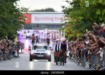 Cofidis-Fahrer, die während der ersten Etappe der Ausgabe 2022 der „Vuelta a Espana“, der Rundfahrt durch Spanien, eines Zeitfahrens im Team von 23,2km in Utrecht, Niederlande, am Freitag, den 19. August 2022 in Aktion gezeigt wurden. BELGA FOTO LUC CLAESSEN Stockfoto