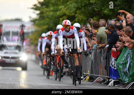 Cofidis-Fahrer, die während der ersten Etappe der Ausgabe 2022 der „Vuelta a Espana“, der Rundfahrt durch Spanien, eines Zeitfahrens im Team von 23,2km in Utrecht, Niederlande, am Freitag, den 19. August 2022 in Aktion gezeigt wurden. BELGA FOTO LUC CLAESSEN Stockfoto