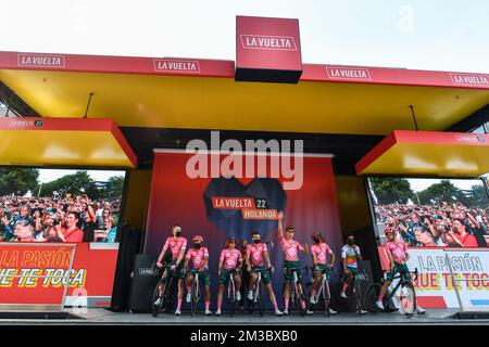 Team EF Education-EasyPost auf dem Podium vor der Etappe 2 der Ausgabe 2022 der "Vuelta a Espana", Tour of Spain Radrennen, von 's-Hertogenbosch nach Utrecht (175,1 km) in den Niederlanden, Samstag, 20. August 2022. BELGA FOTO LUC CLAESSEN Stockfoto