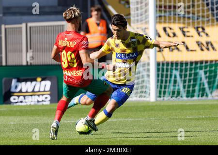 Alessandro Albanese von Oostende und Daiki Hashioka von STVV kämpfen am Samstag, dem 20. August 2022 in Oostende, am 5. Tag der ersten Division der belgischen Meisterschaft 2022-2023, um den Ball während eines Fußballmatches zwischen KV Oostende und Sint-Truidense VV. BELGA FOTO KURT DESPLENTER Stockfoto