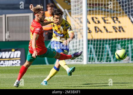 Alessandro Albanese von Oostende und Daiki Hashioka von STVV kämpfen am Samstag, dem 20. August 2022 in Oostende, am 5. Tag der ersten Division der belgischen Meisterschaft 2022-2023, um den Ball während eines Fußballmatches zwischen KV Oostende und Sint-Truidense VV. BELGA FOTO KURT DESPLENTER Stockfoto