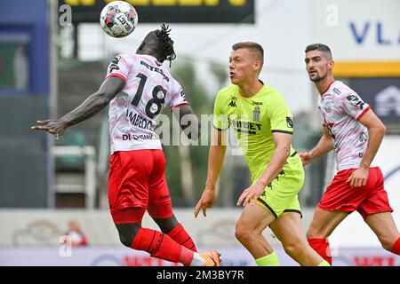 Essevees Modou Tambedou und Charlerois Daan Heymans in Aktion bei einem Fußballspiel zwischen SV Zulte-Waregem und Sporting Charleroi, Sonntag, 21. August 2022 in Waregem, am 5. Tag der ersten Division der belgischen Meisterschaft 2022-2023 in der 'Jupiler Pro League'. BELGA FOTO DAVID CATRY Stockfoto