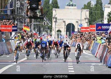 Die Italienerin Elisa Balsamo und die Niederländerin Lorena Wiebes gewinnen am Sonntag, den 21. August 2022, das Straßenradrennen der Frauen im Rahmen der Europameisterschaft München 2022 in München. Die zweite Ausgabe der Sporteuropameisterschaften findet vom 11. Bis 22. August statt und umfasst neun Sportarten. BELGA FOTO ERIC LALMAND Stockfoto