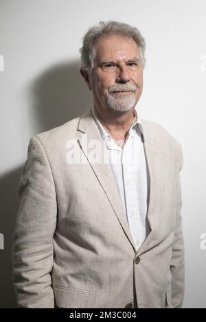 Der Realisator Thierry Michel posiert für den Fotografen während einer Pressekonferenz, die der Filmemacher Thierry Michel und die Produzentin Christine Pireaux im Vorfeld des Prozesses in Kinshasa am 30. August und der Fernsehtour „L'Empire du Silence“ im September in verschiedenen Provinzen der Demokratischen Republik Kongo organisiert haben, Am Dienstag, den 23. August 2022 in Brüssel. BELGA FOTO HATIM KAGHAT Stockfoto