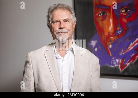 Der Realisator Thierry Michel posiert für den Fotografen während einer Pressekonferenz, die der Filmemacher Thierry Michel und die Produzentin Christine Pireaux im Vorfeld des Prozesses in Kinshasa am 30. August und der Fernsehtour „L'Empire du Silence“ im September in verschiedenen Provinzen der Demokratischen Republik Kongo organisiert haben, Am Dienstag, den 23. August 2022 in Brüssel. BELGA FOTO HATIM KAGHAT Stockfoto