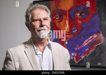Der Realisator Thierry Michel posiert für den Fotografen während einer Pressekonferenz, die der Filmemacher Thierry Michel und die Produzentin Christine Pireaux im Vorfeld des Prozesses in Kinshasa am 30. August und der Fernsehtour „L'Empire du Silence“ im September in verschiedenen Provinzen der Demokratischen Republik Kongo organisiert haben, Am Dienstag, den 23. August 2022 in Brüssel. BELGA FOTO HATIM KAGHAT Stockfoto