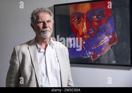 Der Realisator Thierry Michel posiert für den Fotografen während einer Pressekonferenz, die der Filmemacher Thierry Michel und die Produzentin Christine Pireaux im Vorfeld des Prozesses in Kinshasa am 30. August und der Fernsehtour „L'Empire du Silence“ im September in verschiedenen Provinzen der Demokratischen Republik Kongo organisiert haben, Am Dienstag, den 23. August 2022 in Brüssel. BELGA FOTO HATIM KAGHAT Stockfoto