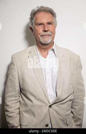 Der Realisator Thierry Michel posiert für den Fotografen während einer Pressekonferenz, die der Filmemacher Thierry Michel und die Produzentin Christine Pireaux im Vorfeld des Prozesses in Kinshasa am 30. August und der Fernsehtour „L'Empire du Silence“ im September in verschiedenen Provinzen der Demokratischen Republik Kongo organisiert haben, Am Dienstag, den 23. August 2022 in Brüssel. BELGA FOTO HATIM KAGHAT Stockfoto