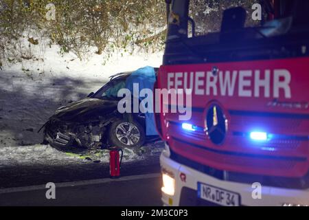 Epgert, Germany. 14th Dec, 2022. A wrecked car stands in the embankment of the A3 freeway near Epgert. A 30-year-old woman was killed in an accident on Autobahn 3 in Rhineland-Palatinate on Wednesday evening. According to the investigations so far, her car skidded and collided sideways with the trailer of a tractor-trailer in front, police said last night. Credit: Thomas Frey/dpa/Alamy Live News Stockfoto