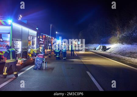 Epgert, Germany. 14th Dec, 2022. A wrecked car stands in the embankment of the A3 freeway near Epgert. A 30-year-old woman was killed in an accident on Autobahn 3 in Rhineland-Palatinate on Wednesday evening. According to the investigations so far, her car skidded and collided sideways with the trailer of a tractor-trailer in front, police said last night. Credit: Thomas Frey/dpa/Alamy Live News Stockfoto