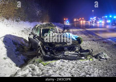 Epgert, Germany. 14th Dec, 2022. A wrecked car stands in the embankment of the A3 freeway near Epgert. A 30-year-old woman was killed in an accident on Autobahn 3 in Rhineland-Palatinate on Wednesday evening. According to the investigations so far, her car skidded and collided sideways with the trailer of a tractor-trailer in front, police said last night. Credit: Thomas Frey/dpa/Alamy Live News Stockfoto