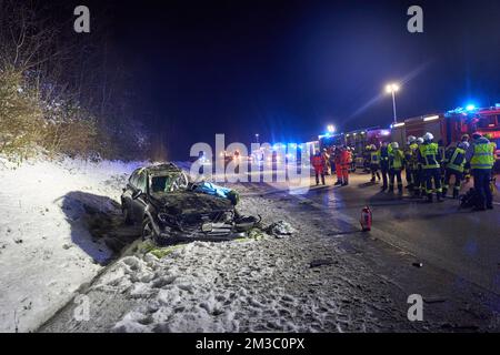 Epgert, Germany. 14th Dec, 2022. A wrecked car stands in the embankment of the A3 freeway near Epgert. A 30-year-old woman was killed in an accident on Autobahn 3 in Rhineland-Palatinate on Wednesday evening. According to the investigations so far, her car skidded and collided sideways with the trailer of a tractor-trailer in front, police said last night. Credit: Thomas Frey/dpa/Alamy Live News Stockfoto