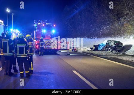 Epgert, Germany. 14th Dec, 2022. A wrecked car stands in the embankment of the A3 freeway near Epgert. A 30-year-old woman was killed in an accident on Autobahn 3 in Rhineland-Palatinate on Wednesday evening. According to the investigations so far, her car skidded and collided sideways with the trailer of a tractor-trailer in front, police said last night. Credit: Thomas Frey/dpa/Alamy Live News Stockfoto