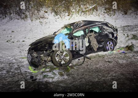 Epgert, Germany. 14th Dec, 2022. A wrecked car stands in the embankment of the A3 freeway near Epgert. A 30-year-old woman was killed in an accident on Autobahn 3 in Rhineland-Palatinate on Wednesday evening. According to the investigations so far, her car skidded and collided sideways with the trailer of a tractor-trailer in front, police said last night. Credit: Thomas Frey/dpa/Alamy Live News Stockfoto