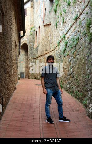 Werfen Sie einen Blick auf die romantische toskanische Stadt San Gimignano in Stein auf dem antiken Hügel in Italien Stockfoto