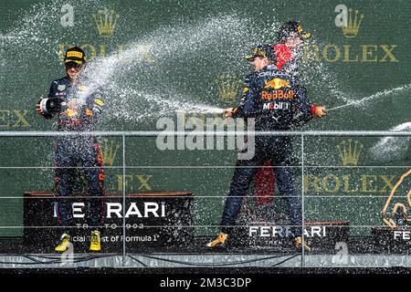 Oracle Red Bull Racing der Mexikaner Sergio Perez und Oracle Red Bull Racing der Niederländer Max Verstappen feiern am Sonntag, den 28. August 2022, in Spa-Francorchamps den Grand Prix von Belgien F1. Der Formel-1-Grand-Prix von Spa-Francorchamps findet an diesem Wochenende vom 26.. Bis 28.. August statt. BELGA FOTO JONAS ROOSENS Stockfoto