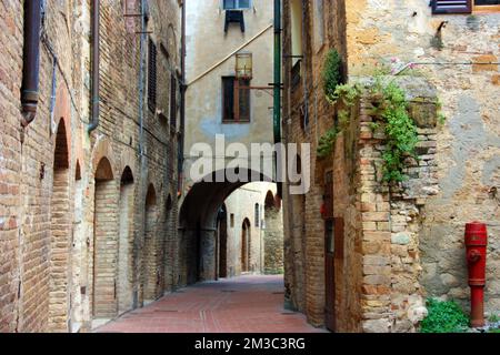 Werfen Sie einen Blick auf die romantische toskanische Stadt San Gimignano in Stein auf dem antiken Hügel in Italien Stockfoto