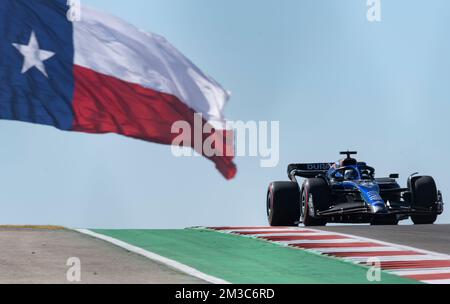 Austin, Texas, USA. 21. Oktober 2022. Williams-Rennfahrer 23, ALEXANDER ALBON, der beim ersten Trainingslauf für den US-Formel-1-Grand-Prix mit einer texanischen Flagge über die Schanze 8 fuhr. (Bild: © Hoss McBain/ZUMA Press Wire) Stockfoto